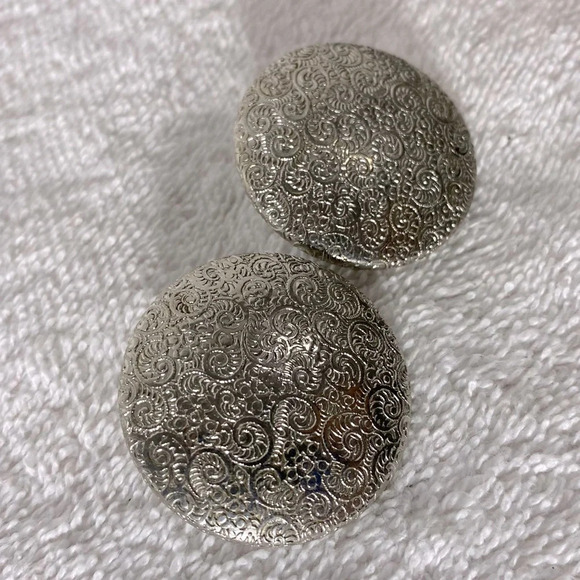 Vintage Textured Silver Tone Round  Metal Clip On Earrings - Picture 4 of 8